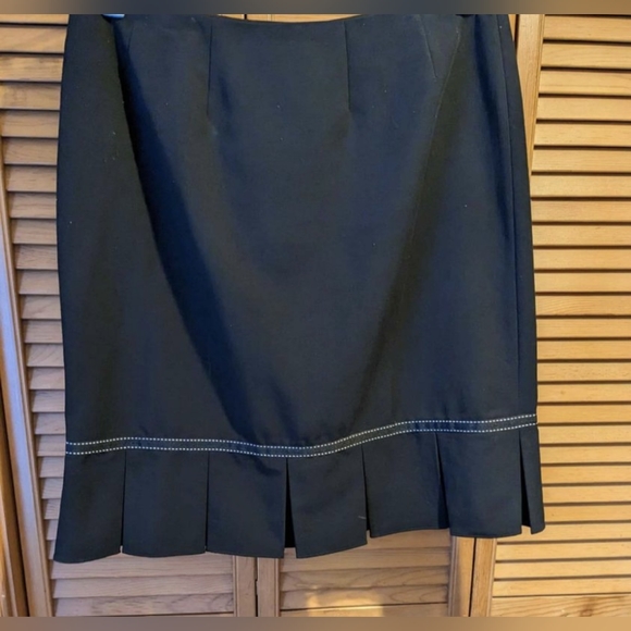 Nygard Black Pleated Skirt with Tiny Bow Detail - Picture 2 of 4